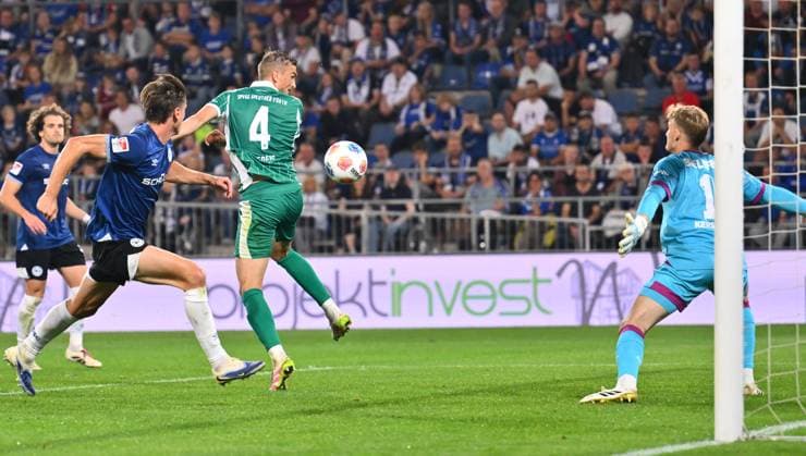 19 09 2025 Soccer Season 2025 2026 2 Soccer Bundesliga 06 Matchday DSC Arminia Bielefeld SpVgg Greuther Fürth Kleeblatt Sportfoto Zink xwoxzix DFL regulations prohibit any use of photographs as image sequences and or quasi video only for editorial use Philipp Ziereis 4, SpVgg Greuther Fürth scored goal goal shot to 1 2 against Jonas Kersken 1, Arminia Bielefeld Maximilian Großer Grosser 19, Arminia Bielefeld
