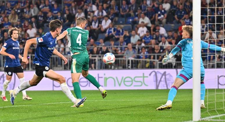 19 09 2025 Soccer Season 2025 2026 2 Soccer Bundesliga 06 Matchday DSC Arminia Bielefeld SpVgg Greuther Fürth Kleeblatt Sportfoto Zink xwoxzix DFL regulations prohibit any use of photographs as image sequences and or quasi video only for editorial use Philipp Ziereis 4, SpVgg Greuther Fürth scored goal goal shot to 1 2 against Jonas Kersken 1, Arminia Bielefeld Maximilian Großer Grosser 19, Arminia Bielefeld