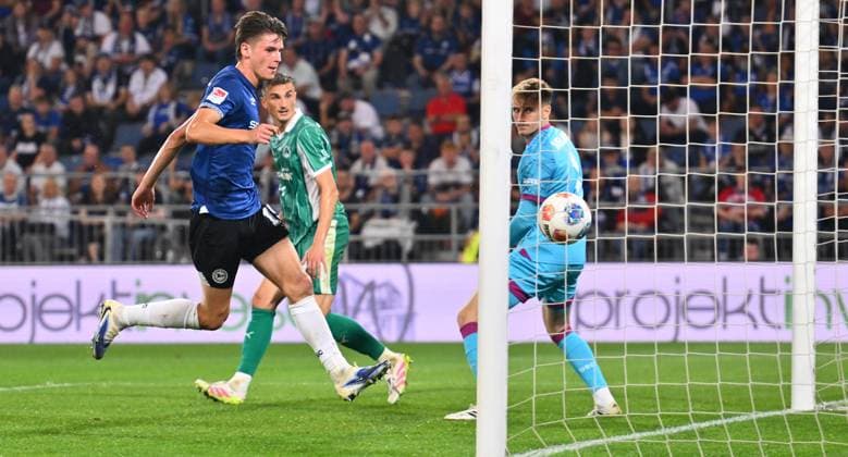 19 09 2025 Soccer Season 2025 2026 2 Soccer Bundesliga 06 Matchday DSC Arminia Bielefeld SpVgg Greuther Fürth Kleeblatt Sportfoto Zink xwoxzix DFL regulations prohibit any use of photographs as image sequences and or quasi video only for editorial use Philipp Ziereis 4, SpVgg Greuther Fürth scored goal goal shot to 1 2 against Jonas Kersken 1, Arminia Bielefeld Maximilian Großer Grosser 19, Arminia Bielefeld