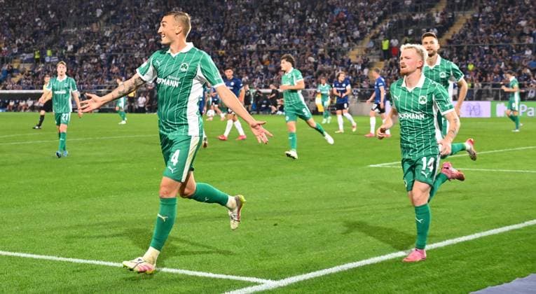 19 09 2025 Soccer season 2025 2026 2 Soccer Bundesliga 06 Matchday DSC Arminia Bielefeld SpVgg Greuther Fürth Kleeblatt Sportfoto Zink xwoxzix DFL regulations prohibit any use of photographs as image sequences and or quasi video only for editorial use Torjubel Jubel nach Treffer Torschuß zum 1 2 durch Philipp Ziereis 4, SpVgg Greuther Fürth Philipp Ziereis 4, SpVgg Greuther Fürth Jomaine Consbruch 14, SpVgg Greuther Fürth