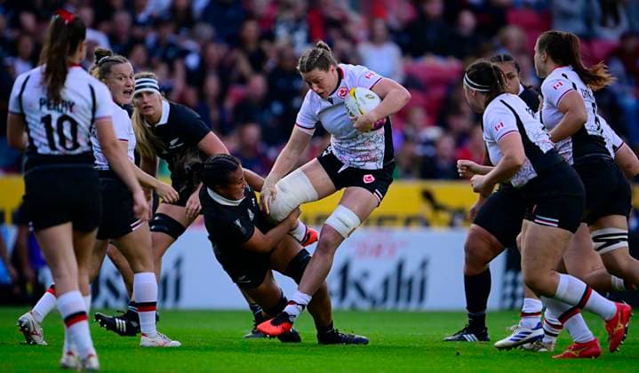 New Zealand v Canada, Bristol, UK - 19 Sept 2025 Sophie de Goede of Canada is tackled by Liana Mikaele-Tu u of New Zealand during the Women s Rugby World Cup 2025 Semi-final match between New Zealand and Canada at Ashton Gate Stadium, Bristol, England United Kingdom on September 19, 2025 in Exeter, England. (Photo by Phil Mingo PPAUK) Bristol Ashton Gate Stadium GBR Copyright: xPhilxMingo PPAUKx PPA-215236