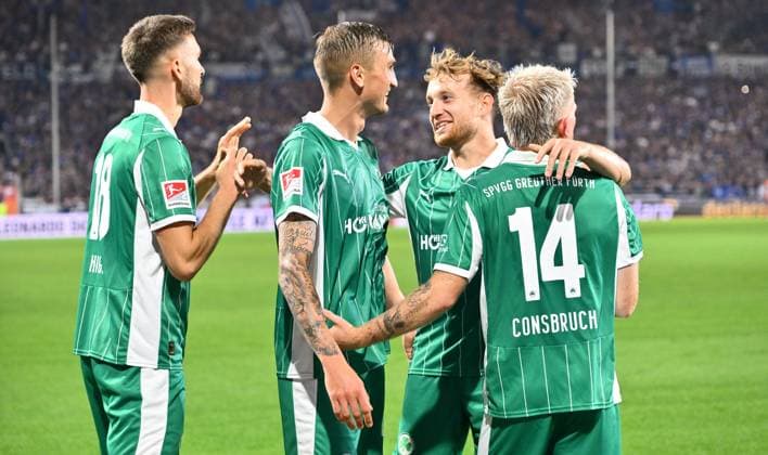 19 09 2025 Fußball Saison 2025 2026 2 Fußball Bundesliga 06 Spieltag DSC Arminia Bielefeld SpVgg Greuther Fürth Kleeblatt Sportfoto Zink xwoxzix DFL regulations prohibit any use of photographs as image sequences and or quasi video only for editorial use Torjubel Jubel nach Treffer Torschuß zum 1 2 durch Philipp Ziereis 4, SpVgg Greuther Fürth Felix Higl 18, SpVgg Greuther Fürth Philipp Ziereis 4, SpVgg Greuther Fürth Jannik Dehm 23, SpVgg Greuther Fürth Jomaine Consbruch 14, SpVgg Greuther Fürth