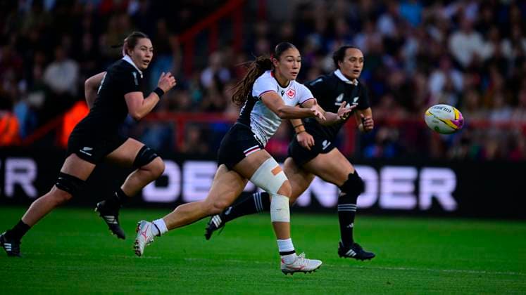 New Zealand v Canada, Bristol, UK - 19 Sept 2025 Florence Symonds of Canada spins the ball out during the Women s Rugby World Cup 2025 Semi-final match between New Zealand and Canada at Ashton Gate Stadium, Bristol, England United Kingdom on September 19, 2025 in Exeter, England. (Photo by Phil Mingo PPAUK) Bristol Ashton Gate Stadium GBR Copyright: xPhilxMingo PPAUKx PPA-215238