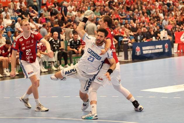 Handball Daikin Handball Bundesliga 2025 2026 Handball Sport Verein Hamburg vs TBV Lemgo Einar Olafsson Hamburg ,Tim Suton Lemgo ,Successful shot on goal,Andreas Magaard Hamburg , Sporthalle Hamburg Hamburg Hamburg