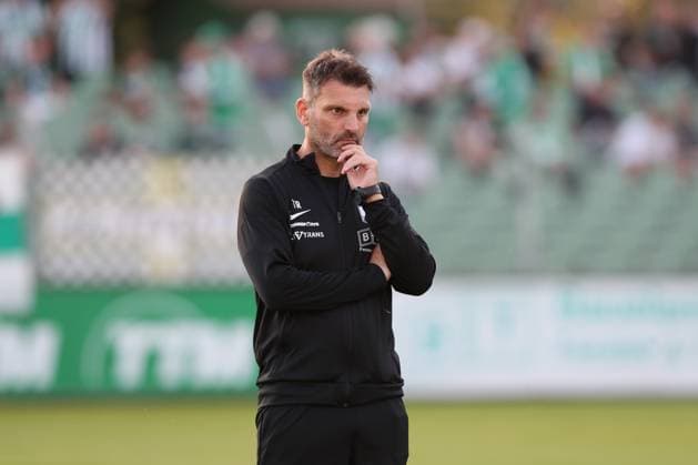 19 09 2025, xtgx, Fußball Regionalliga Nordost, BSG Chemie Leipzig BFC Dynamo Berlin emspor, v l Adrian Alipour Chemie Leipzig, Trainer nachdenklich enttaeuscht, schaut enttaeuscht, niedergeschlagen, disappointed DFL DFB REGULATIONS PROHIBIT ANY USE OF PHOTOGRAPHS as IMAGE SEQUENCES and or QUASI VIDEO Leipzig
