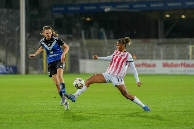 Google Pixel Womens Bundesliga SC Freiburg vs Hamburger SV, 19 09 2025 Aurélie Csillag SC Freiburg, 17 who gets to the ball before Lotta Wrede Hamburger SV, 32 Google Pixel Womens Bundesliga SC Freiburg vs Hamburger SV, Dreisamstadion, 19 09 2025 DFB DFL REGULATIONS PROHIBIT ANY USE OF PHOTOGRAPHS AS IMAGE SEQUENCES AND OR QUASI VIDEO Copyright: xBEAUTIFULxSPORTS Boscox