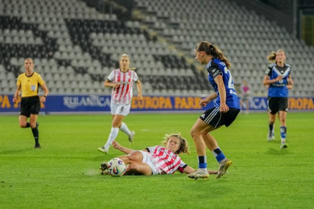 Google Pixel Womens Bundesliga SC Freiburg vs Hamburger SV, 19 09 2025 Ni Szenk SC Freiburg, 19 coming to the ball with a straddle Google Pixel Womens Bundesliga SC Freiburg vs Hamburger SV, Dreisamstadion, 19 09 2025 DFB DFL REGULATIONS PROHIBIT ANY USE OF PHOTOGRAPHS AS IMAGE SEQUENCES AND OR QUASI VIDEO Copyright: xBEAUTIFULxSPORTS Boscox