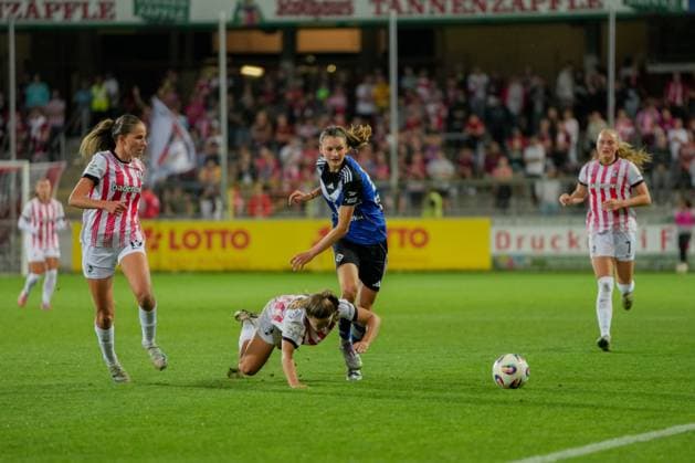 Google Pixel Womens Bundesliga SC Freiburg vs Hamburger SV, 19 09 2025 Ni Szenk SC Freiburg, 19 which is brought down by Leni Eggert Hamburger SV, 29 Google Pixel Womens Bundesliga SC Freiburg vs Hamburger SV, Dreisamstadion, 19 09 2025 DFB DFL REGULATIONS PROHIBIT ANY USE OF PHOTOGRAPHS AS IMAGE SEQUENCES AND OR QUASI VIDEO Copyright: xBEAUTIFULxSPORTS Boscox