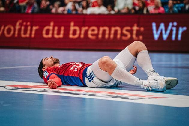 HBL HSV Hamburg vs TBV Lemgo Lippe, 19 09 25 Casper Ulrich Mortensen HSV Hamburg, 51 is on the ground HBL HSV Hamburg vs TBV Lemgo Lippe on 19 09 2025 at Sporthalle Hamburg, Hamburg Copyright: xBEAUTIFULxSPORTS Tonhäuserx