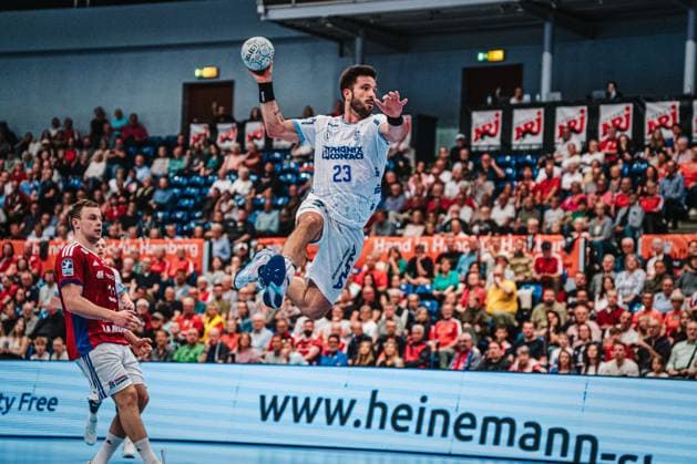 HBL HSV Hamburg vs TBV Lemgo Lippe, 19 09 25 Tim Suton TBV Lemgo Lippe, 23 throws HBL HSV Hamburg vs TBV Lemgo Lippe on 19 09 2025 at Sporthalle Hamburg, Hamburg Copyright: xBEAUTIFULxSPORTS Tonhäuserx