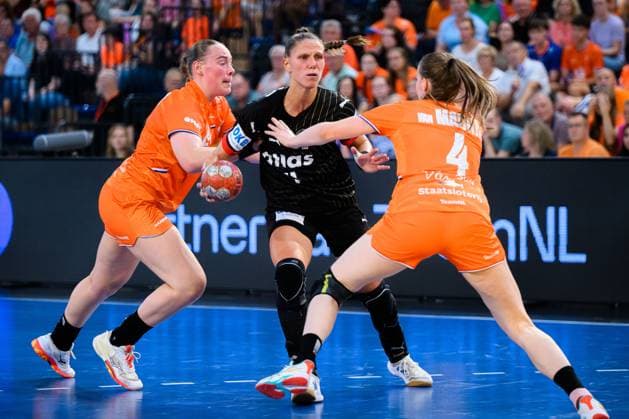 Eindhoven Handball Women Laenderspiel Netherlands Germany v li Romee Maarschalkeweerd Netherlands , Xenia Smits Germany , Alieke van Maurik Netherlands Eindhoven Netherlands