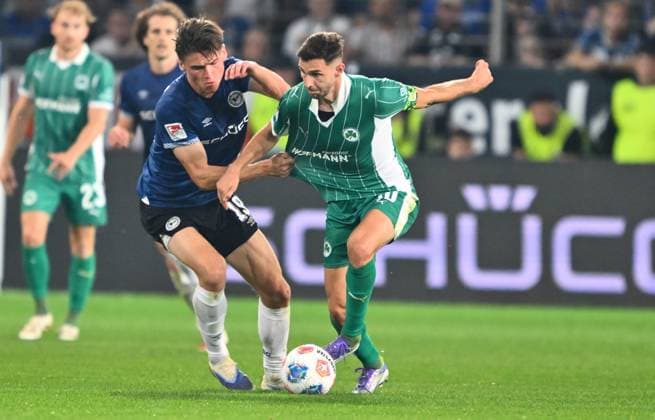 19 09 2025 Soccer season 2025 2026 2 Soccer Bundesliga 06 Matchday DSC Arminia Bielefeld SpVgg Greuther Fürth Kleeblatt Sportfoto Zink xwoxzix DFL regulations prohibit any use of photographs as image sequences and or quasi video only for editorial use Maximilian Großer Grosser 19, Arminia Bielefeld Branimir Hrgota 10, SpVgg Greuther Fürth