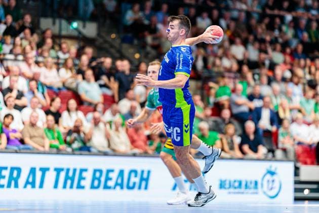 Milos Vujovic VfL Gummersbach, 06 at seven-meter 7 meter throw GER, GWD Minden vs VfL Gummersbach, Handball, 1 Bundesliga, Matchday 5, Season 2025 2026, 19 09 2025 GER, GWD Minden vs VfL Gummersbach, Handball, 1 Bundesliga, Matchday 5, Season 2025 2026, 19 09 2025 Luebbecke Copyright: xEibner-Pressefoto JanxRollingerx EP_JSK