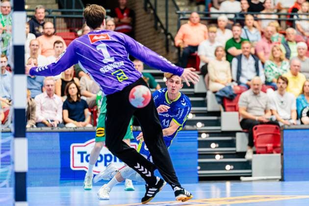 f l Malte Semisch GWD Minden, 01 , Mathis Haeseler VfL Gummersbach, 11 in goal GER, GWD Minden vs VfL Gummersbach, Handball, 1 Bundesliga, Matchday 5, Season 2025 2026, 19 09 2025 GER, GWD Minden vs VfL Gummersbach, Handball, 1 Bundesliga, Matchday 5, Season 2025 2026, 19 09 2025 Luebbecke Copyright: xEibner-Pressefoto JanxRollingerx EP_JSK