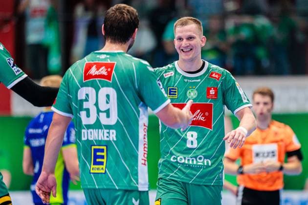 f l Malte Donker GWD Minden, 39 , Karolis Antanavicius GWD Minden, 08 cheering GER, GWD Minden vs VfL Gummersbach, Handball, 1 Bundesliga, Matchday 5, Season 2025 2026, 19 09 2025 GER, GWD Minden vs VfL Gummersbach, Handball, 1 Bundesliga, Matchday 5, Season 2025 2026, 19 09 2025 Luebbecke Copyright: xEibner-Pressefoto JanxRollingerx EP_JSK