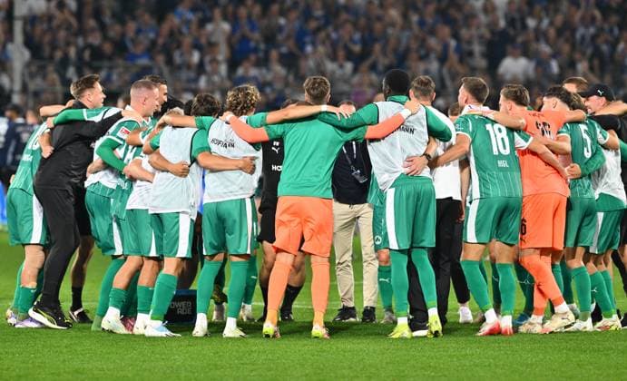 19 09 2025 Soccer Season 2025 2026 2 Soccer Bundesliga 06 Matchday DSC Arminia Bielefeld SpVgg Greuther Fürth Kleeblatt Sportfoto Zink xwoxzix DFL regulations prohibit any use of photographs as image sequences and or quasi video only for editorial use Teamkreis Mannschaft Team Fürth nach Spielende Jubel Freude