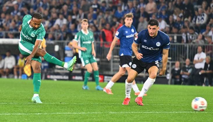 19 09 2025 Soccer Season 2025 2026 2 Soccer Bundesliga 06 Matchday DSC Arminia Bielefeld SpVgg Greuther Fürth Kleeblatt Sportfoto Zink xwoxzix DFL regulations prohibit any use of photographs as image sequences and or quasi video only for editorial use Julian Green 37, SpVgg Greuther Fürth