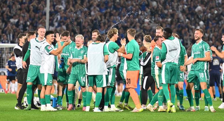 19 09 2025 Soccer Season 2025 2026 2 Soccer Bundesliga 06 Matchday DSC Arminia Bielefeld SpVgg Greuther Fürth Kleeblatt Sportfoto Zink xwoxzix DFL regulations prohibit any use of photographs as image sequences and or quasi video only for editorial use Mannschaft Team Fürth Jubel Freude nach Spielende
