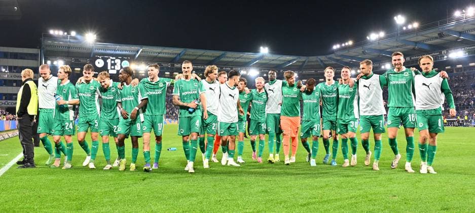 19 09 2025 Soccer Season 2025 2026 2 Soccer Bundesliga 06 Matchday DSC Arminia Bielefeld SpVgg Greuther Fürth Kleeblatt Sportfoto Zink xwoxzix DFL regulations prohibit any use of photographs as image sequences and or quasi video only for editorial use Mannschaft Team Fürth vor Greutherfürthfans Fans Fanblock Kleeblattfans nach Spielende