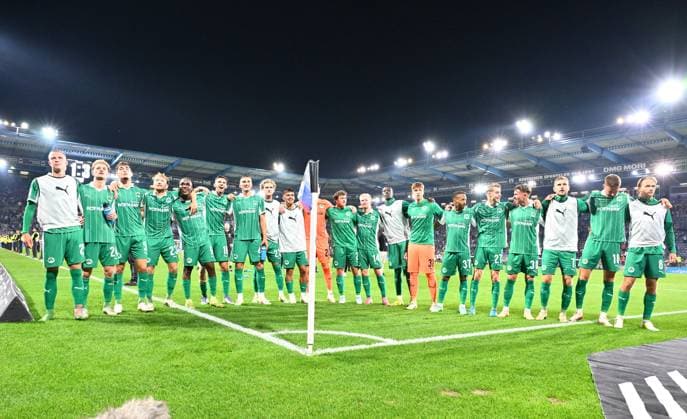 19 09 2025 Soccer Season 2025 2026 2 Soccer Bundesliga 06 Matchday DSC Arminia Bielefeld SpVgg Greuther Fürth Kleeblatt Sportfoto Zink xwoxzix DFL regulations prohibit any use of photographs as image sequences and or quasi video only for editorial use Mannschaft Team Fürth vor Greutherfürthfans Fans Fanblock Kleeblattfans nach Spielende