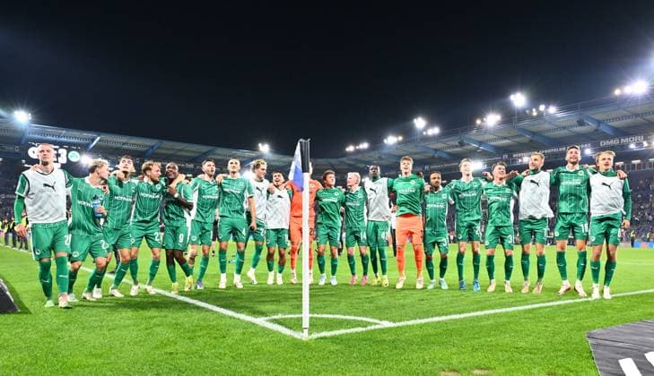 19 09 2025 Soccer Season 2025 2026 2 Soccer Bundesliga 06 Matchday DSC Arminia Bielefeld SpVgg Greuther Fürth Kleeblatt Sportfoto Zink xwoxzix DFL regulations prohibit any use of photographs as image sequences and or quasi video only for editorial use Mannschaft Team Fürth vor Greutherfürthfans Fans Fanblock Kleeblattfans nach Spielende Jubel Freude
