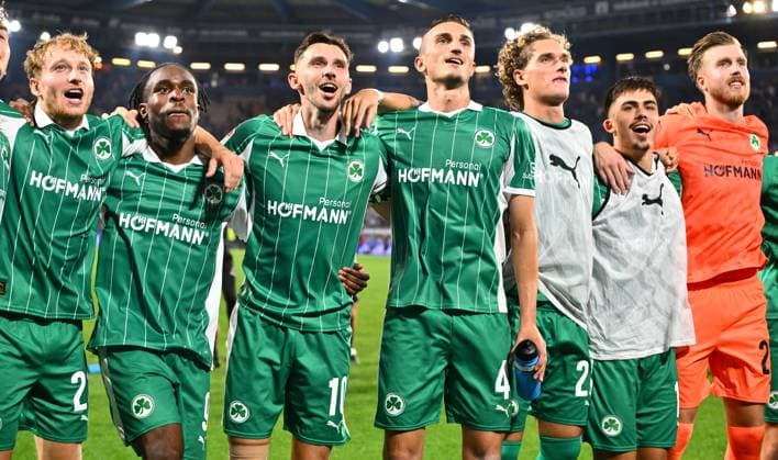 19 09 2025 Fußball Saison 2025 2026 2 Fußball Bundesliga 06 Spieltag DSC Arminia Bielefeld SpVgg Greuther Fürth Kleeblatt Sportfoto Zink xwoxzix DFL regulations prohibit any use of photographs as image sequences and or quasi video only for editorial use Jannik Dehm 23, SpVgg Greuther Fürth Noel Futkeu 9, SpVgg Greuther Fürth Branimir Hrgota 10, SpVgg Greuther Fürth Philipp Ziereis 4, SpVgg Greuther Fürth Juan Cabrera 22, SpVgg Greuther Fürth Aaron Keller 16, SpVgg Greuther Fürth Pelle Boevink 26, SpVgg Greuther Fürth Cheering after the end of the match
