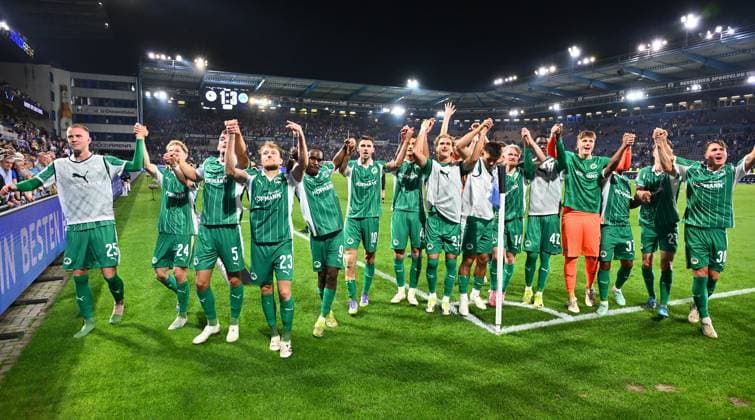 19 09 2025 Soccer Season 2025 2026 2 Soccer Bundesliga 06 Matchday DSC Arminia Bielefeld SpVgg Greuther Fürth Kleeblatt Sportfoto Zink xwoxzix DFL regulations prohibit any use of photographs as image sequences and or quasi video only for editorial use Mannschaft Team Fürth Jubel Freude Jubelkette nach Spielende