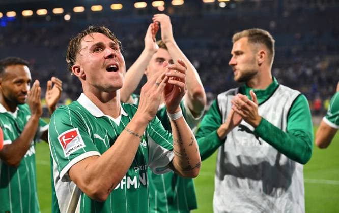 19 09 2025 Soccer Season 2025 2026 2 Soccer Bundesliga 06 Matchday DSC Arminia Bielefeld SpVgg Greuther Fürth Kleeblatt Sportfoto Zink xwoxzix DFL regulations prohibit any use of photographs as image sequences and or quasi video only for editorial use Felix Klaus 30, SpVgg Greuther Fürth Jubel Freude nach Spielende