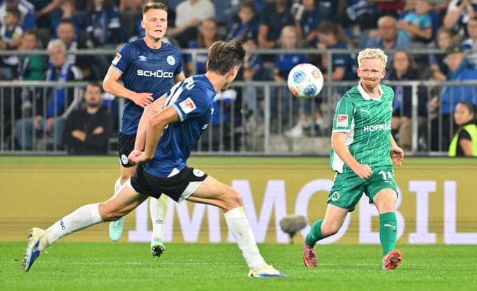 19 09 2025 Soccer season 2025 2026 2 Soccer Bundesliga 06 Matchday DSC Arminia Bielefeld SpVgg Greuther Fürth Kleeblatt Sportfoto Zink xwoxzix DFL regulations prohibit any use of photographs as image sequences and or quasi video only for editorial use Jomaine Consbruch 14, SpVgg Greuther Fürth