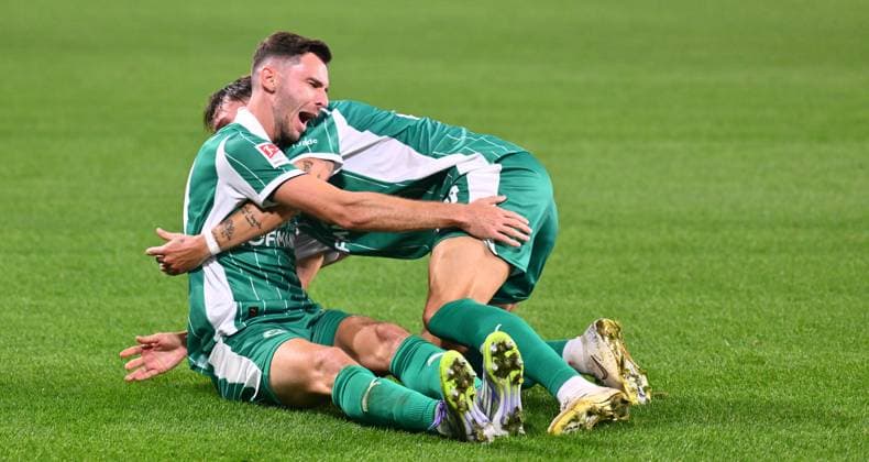 19 09 2025 Soccer Season 2025 2026 2 Soccer Bundesliga 06 Matchday DSC Arminia Bielefeld SpVgg Greuther Fürth Kleeblatt Sportfoto Zink xwoxzix DFL regulations prohibit any use of photographs as image sequences and or quasi video only for editorial use Branimir Hrgota 10, SpVgg Greuther Fürth Felix Klaus 30, SpVgg Greuther Fürth Jubel Freude