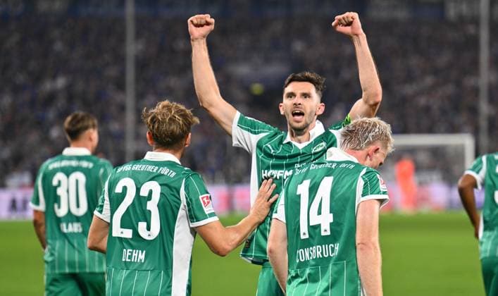19 09 2025 Soccer Season 2025 2026 2 Soccer Bundesliga 06 Matchday DSC Arminia Bielefeld SpVgg Greuther Fürth Kleeblatt Sportfoto Zink xwoxzix DFL regulations prohibit any use of photographs as image sequences and or quasi video only for editorial use Branimir Hrgota 10, SpVgg Greuther Fürth ballt Faust Fäuste Jubel Freude