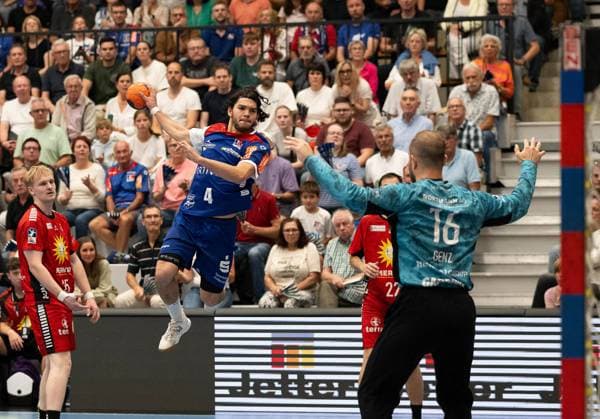 Tim Matthes HBW Balingen Weilstetten, 04 on goal throw, HBW Balingen Weilstetten vs TuS N Luebbecke, Handball, 2 Bundesliga, Matchday 4, Season 2025 2026, 19 09 2025 Eibner Pressefoto Andreas Ulmer HBW Balingen Weilstetten vs TuS N Luebbecke, Handball, 2 Bundesliga, Matchday 4, Season 2025 2026, 19 09 2025 Balingen Copyright: xEibner-Pressefoto AndreasxUlmerx EP_AUR
