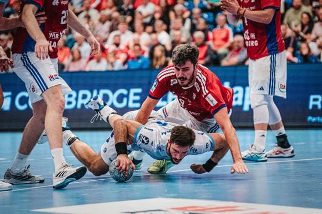 HBL HSV Hamburg vs TBV Lemgo Lippe, 19 09 25 Tim Suton TBV Lemgo Lippe, 23 in duel with Jacob Lassen HSV Hamburg, 9 HSV Hamburg vs TBV Lemgo Lippe on 19 09 2025 at Sporthalle Hamburg, Hamburg Copyright: xBEAUTIFULxSPORTS Tonhäuserx