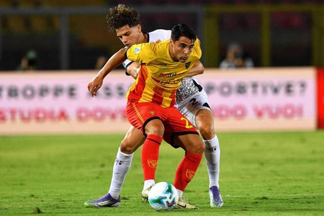 Lecce s left wing Riccardo Sottil (23 US Lecce) and Cagliari s right back Marco Palestra (2 Cagliari Calcio) in action during the Serie A Enilive soccer matchday 4 between US Lecce and Cagliari Calcio at the Via del Mare Stadium in Lecce, Italy, Friday, September 19, 2025. (Credit Image: Giovanni Evangelista LaPresse)  Copyright: xGiovannixEvangelista LaPressex