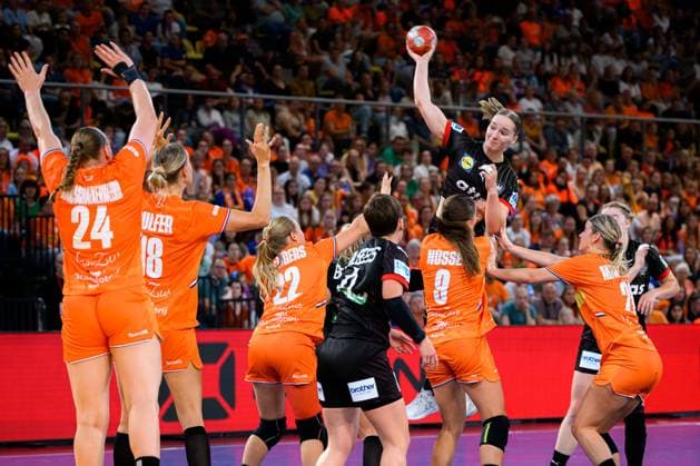 Eindhoven Handball Women Laenderspiel Netherlands Germany from left Romee Maarschalkeweerd Netherlands , Kelly Dulfer Netherlands , Zoe Sprengers Netherlands , Alina Grijseels Germany , Larissa Nuesser Nüsser Netherlands , Nina Engel Germany , Angela Malestein Netherlands Eindhoven Netherlands