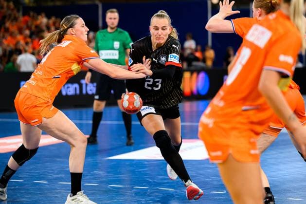 Eindhoven Handball Women Laenderspiel Netherlands Germany v li Alieke van Maurik Netherlands , Annika Lott Germany Eindhoven Netherlands