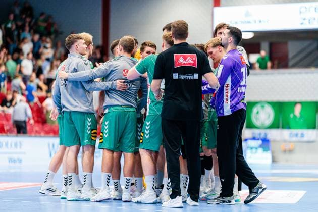 The team of GWD Minden is disappointed sad after 23 31 defeat GER, GWD Minden vs VfL Gummersbach, Handball, 1 Bundesliga, Matchday 5, Season 2025 2026, 19 09 2025 GER, GWD Minden vs VfL Gummersbach, Handball, 1 Bundesliga, Matchday 5, Season 2025 2026, 19 09 2025 Luebbecke Copyright: xEibner-Pressefoto JanxRollingerx EP_JSK