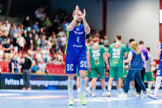 Lukas Blome VfL Gummersbach, 08 cheers after 23 31 victory GER, GWD Minden vs VfL Gummersbach, Handball, 1 Bundesliga, Matchday 5, Season 2025 2026, 19 09 2025 GER, GWD Minden vs VfL Gummersbach, Handball, 1 Bundesliga, Matchday 5, Season 2025 2026, 19 09 2025 Luebbecke Copyright: xEibner-Pressefoto JanxRollingerx EP_JSK