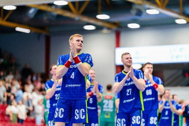 Ellidi Vidarsson VfL Gummersbach, 04 cheers after 23 31 victory GER, GWD Minden vs VfL Gummersbach, Handball, 1 Bundesliga, Matchday 5, Season 2025 2026, 19 09 2025 GER, GWD Minden vs VfL Gummersbach, Handball, 1 Bundesliga, Matchday 5, Season 2025 2026, 19 09 2025 Luebbecke Copyright: xEibner-Pressefoto JanxRollingerx EP_JSK