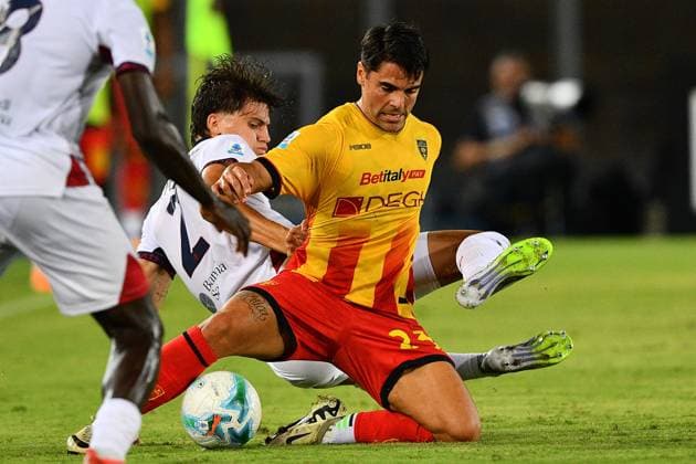 Lecce s left wing Riccardo Sottil (23 US Lecce) and Cagliari s right back Marco Palestra (2 Cagliari Calcio) in action during the Serie A Enilive soccer matchday 4 between US Lecce and Cagliari Calcio at the Via del Mare Stadium in Lecce, Italy, Friday, September 19, 2025. (Credit Image: Giovanni Evangelista LaPresse)  Copyright: xGiovannixEvangelista LaPressex