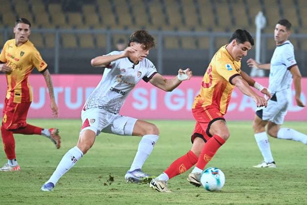 Sottil Riccardo (Us Lecce) in action during US Lecce vs Cagliari Calcio, Italian soccer Serie A match in Lecce, Italy, September 19 2025  Copyright: xPasqualexGolia IPAxSportx xipa-agency.netx xx IPA_65260648 IPA_Agency_IPA65260648