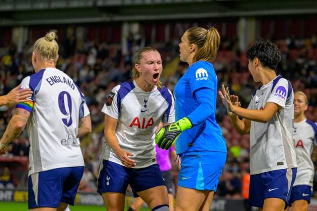 Players of Tottenham Hotspur celebrating with Lize Kop (1 Tottenham Hotspur) after saving penalty from Khadija Shaw (9 Manchester City) during the Barclays Women s Super League game between Tottenham Hotspur vs Manchester City at BetWright Stadium in London , England. (Photo by Keeran Marquis Sports Press Photo SPP) Copyright: xKeeranxMarquis SPPx Sportspressphoto_SPR28579