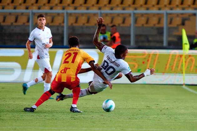 Michael Folorunsho of Cagliari Calcio in action against Owen Kouassi of US Lecce during US Lecce vs Cagliari Calcio, Italian soccer Serie A match in Lecce, Italy, September 19 2025  Copyright: xEmmanuelexMastrodonato IPAxSportx xipa-agency.netx xx IPA_65260956 IPA_Agency_IPA65260956