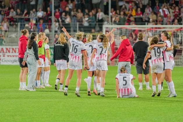 Google Pixel Womens Bundesliga SC Freiburg vs Hamburger SV, 19 09 2025 The Freiburg players celebrating after the end of the match Google Pixel Womens Bundesliga SC Freiburg vs Hamburger SV, Dreisamstadion, 19 09 2025 DFB DFL REGULATIONS PROHIBIT ANY USE OF PHOTOGRAPHS AS IMAGE SEQUENCES AND OR QUASI VIDEO Copyright: xBEAUTIFULxSPORTS Boscox