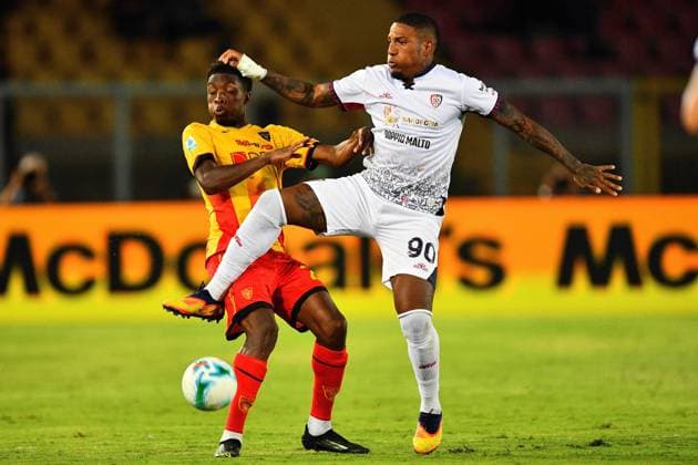 le2 and Cagliari s midfielder Michael Folorunsho (90 Cagliari Calcio) in action during the Serie A Enilive soccer matchday 4 between US Lecce and Cagliari Calcio at the Via del Mare Stadium in Lecce, Italy, Friday, September 19, 2025. (Credit Image: Giovanni Evangelista LaPresse)  Copyright: xGiovannixEvangelista LaPressex