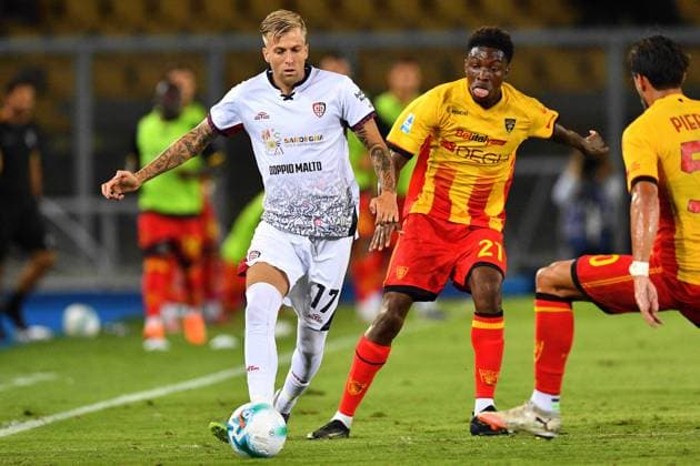 Lecce s right back Christ-Owen Kouassi (21 US Lecce) and Cagliari s left wing Mattia Felici (17 Cagliari Calcio) in action during the Serie A Enilive soccer matchday 4 between US Lecce and Cagliari Calcio at the Via del Mare Stadium in Lecce, Italy, Friday, September 19, 2025. (Credit Image: Giovanni Evangelista LaPresse)  Copyright: xGiovannixEvangelista LaPressex