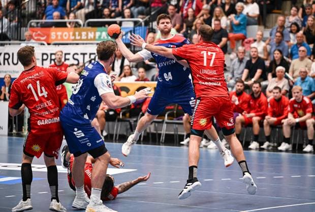 Handball 2 Bundesliga 2025 2026 19 09 2025 HBW Balingen Weilstetten TuS N Luebbecke Georg Poehle center, No 94, HBW Balingen Weilstetten against Jacob Lundahl right, TuS N Luebbecke