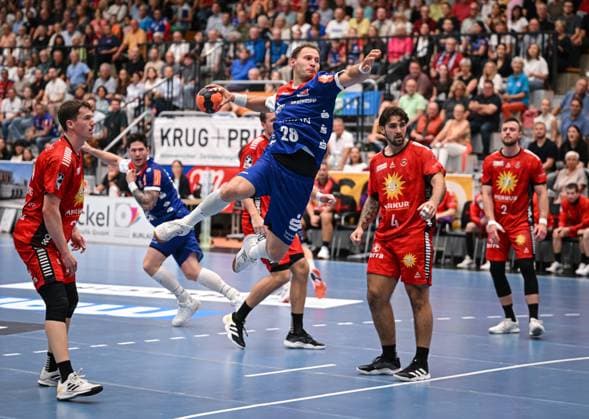 Handball 2 Bundesliga 2025 2026 19 09 2025 HBW Balingen Weilstetten TuS N Luebbecke Tobias Heinzelmann center, HBW Balingen Weilstetten against Max Santos right, TuS N Luebbecke