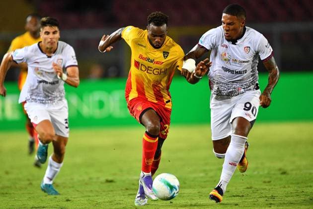 Lecce s midfielder Lassana Coulibaly (29 US Lecce) and Cagliari s midfielder Michael Folorunsho (90 Cagliari Calcio) in action during the Serie A Enilive soccer matchday 4 between US Lecce and Cagliari Calcio at the Via del Mare Stadium in Lecce, Italy, Friday, September 19, 2025. (Credit Image: Giovanni Evangelista LaPresse)  Copyright: xGiovannixEvangelista LaPressex