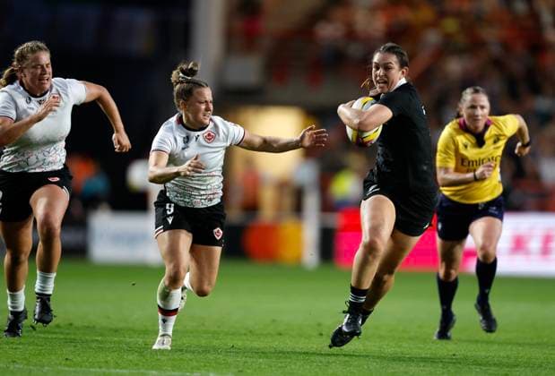 Georgia Ponsonby of New Zealand gets away from Justine Pelletier of Canada. New Zealand Black Ferns v Canada, Women’s Rugby World Cup Semi Final match at Ashton Gate Stadium, Bristol, England on Friday 19 September 2025. Photo credit: Matthew Impey Bristol United Kingdom Copyright: xx
